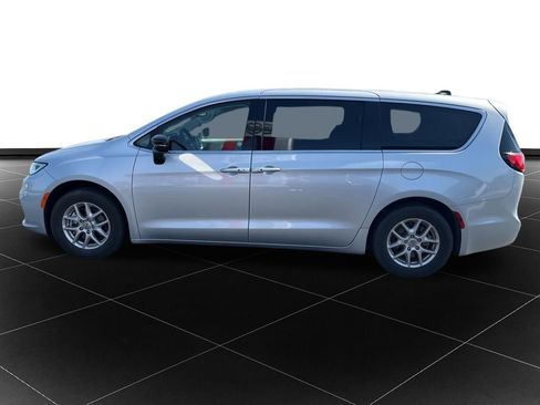Used 2024 Chrysler Pacifica Touring-L FWD image 2