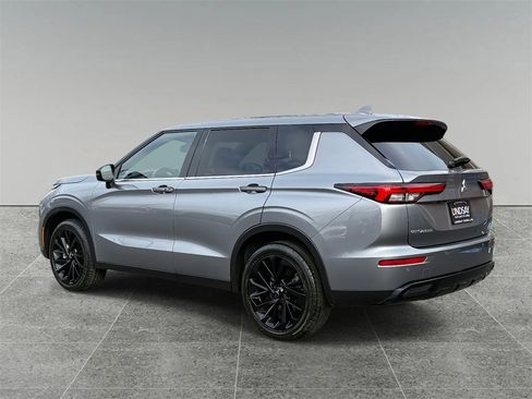Used 2023 Mitsubishi Outlander AWD image 12