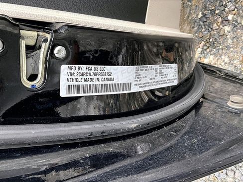 Used 2023 Chrysler Pacifica Touring-L image 33