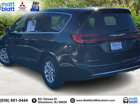 Used 2023 Chrysler Pacifica Touring-L image 13