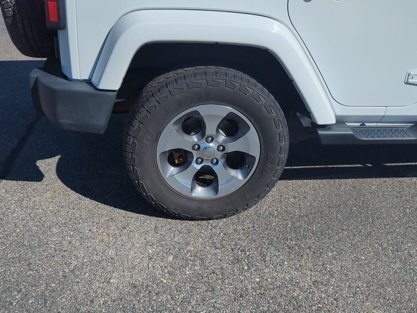 Used 2018 Jeep Wrangler Unlimited Sahara AWD/4WD image 7