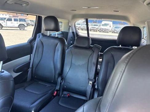 Used 2024 Kia Carnival EX FWD image 12