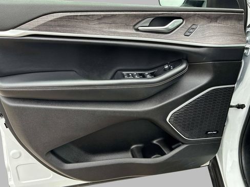 Certified 2023 Jeep Grand Cherokee 4WD 4xe w/ Luxury Tech Group II image 20