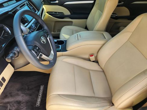 Used 2016 Toyota Highlander XLE FWD image 11