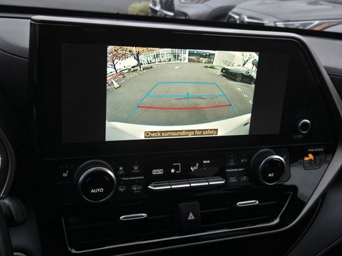 Certified 2024 Toyota Highlander XLE image 16