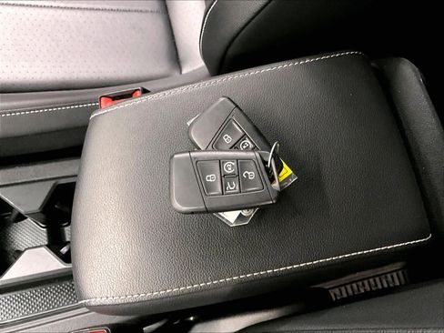 Used 2024 Volkswagen Tiguan SE FWD image 14