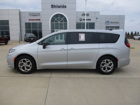 Used 2024 Chrysler Pacifica Limited FWD image 3
