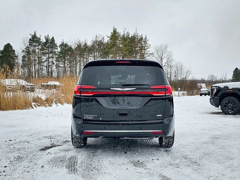 New 2026 Chrysler Pacifica Select image 4