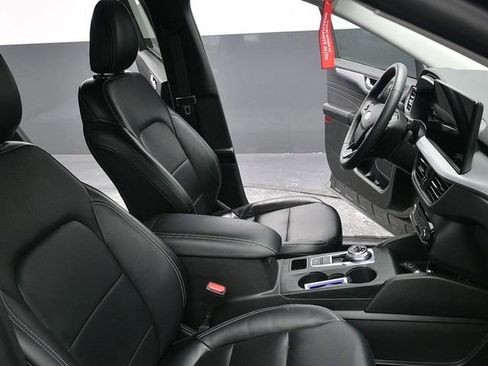 Used 2024 Ford Escape Platinum image 9