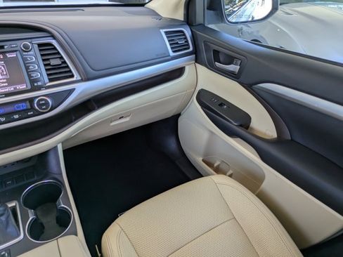 Used 2019 Toyota Highlander XLE image 15