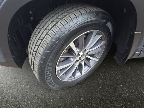 Used 2018 Toyota Highlander XLE AWD/4WD image 36