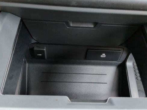 Used 2025 Land Rover Defender 110 S image 33