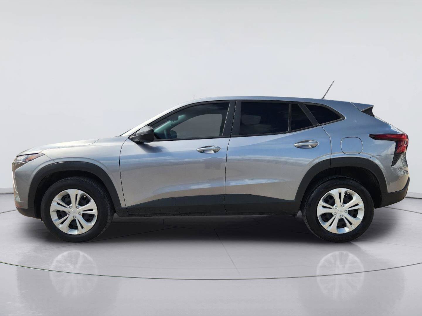 Used 2025 Chevrolet Trax LS FWD image 4