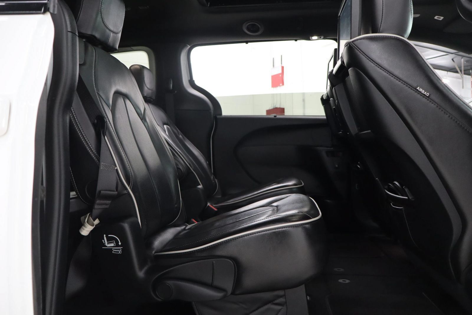 Used 2018 Chrysler Pacifica Limited w/ S Appearance Package FWD image 22