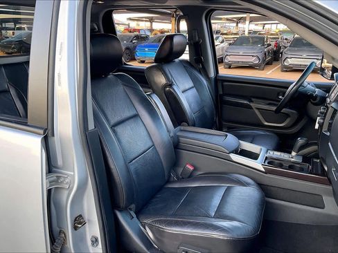Used 2015 Nissan Titan SL w/ SL Moonroof Package image 9