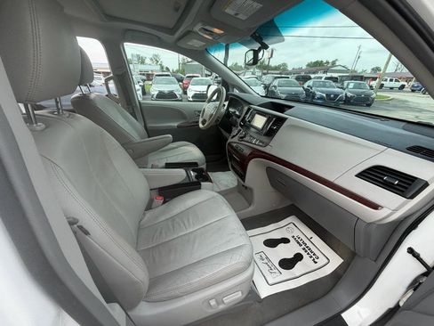 Used 2012 Toyota Sienna XLE w/ Entertainment Pkg FWD image 13
