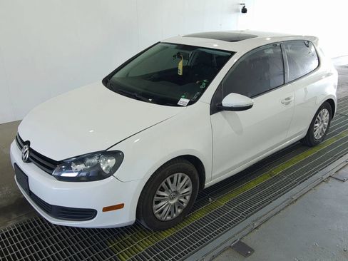 Used 2011 Volkswagen Golf 2-Door FWD image 2