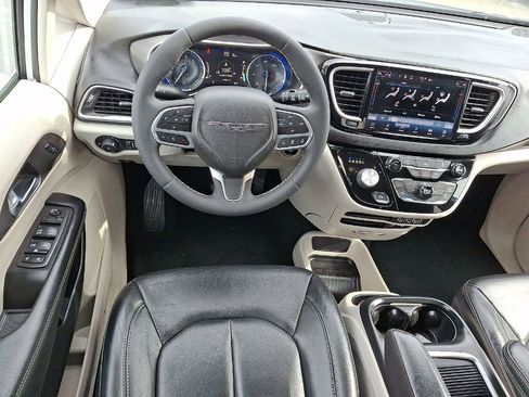 Certified 2022 Chrysler Pacifica Touring-L image 21