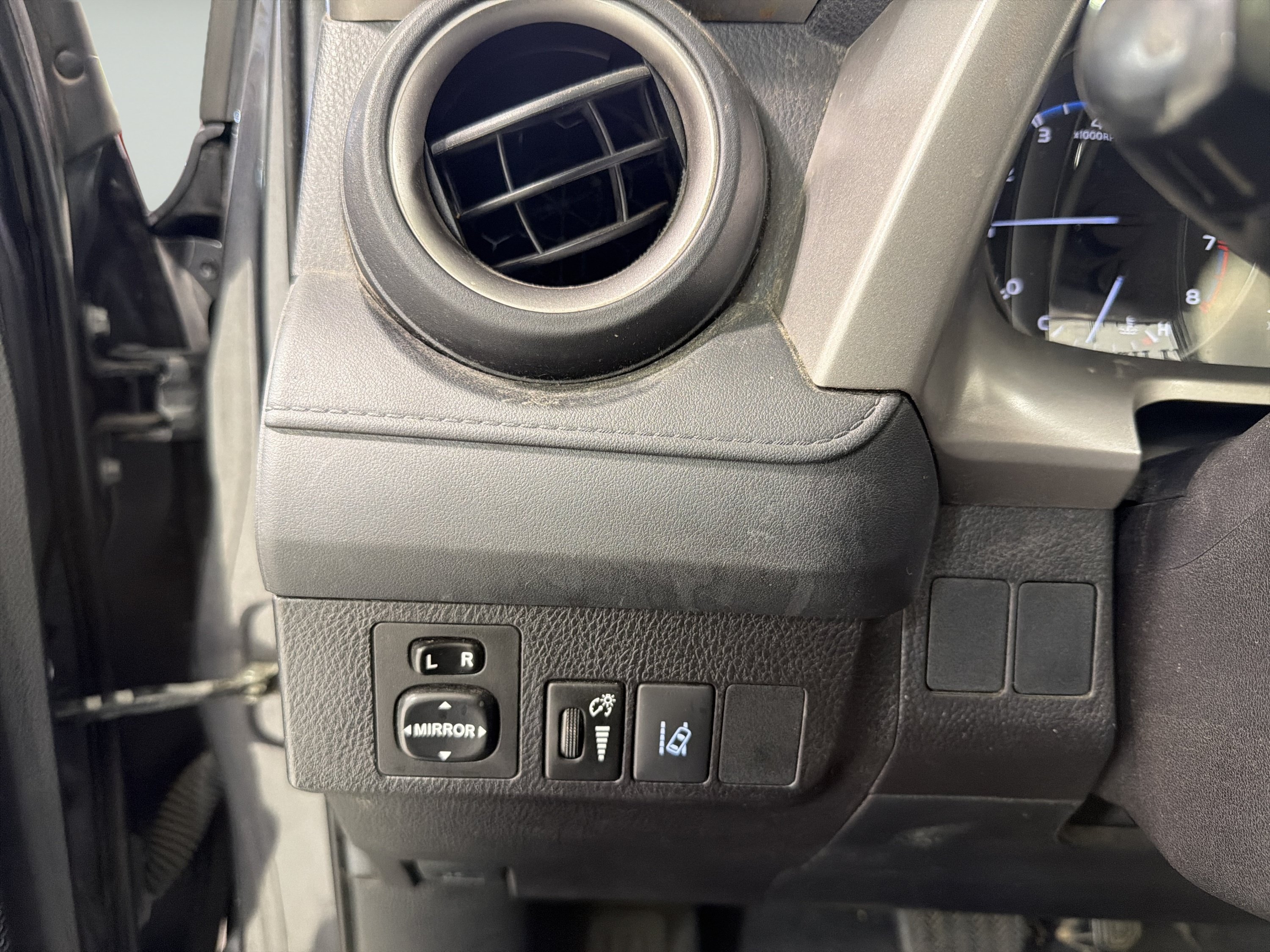 Used 2018 Toyota RAV4 LE FWD image 20