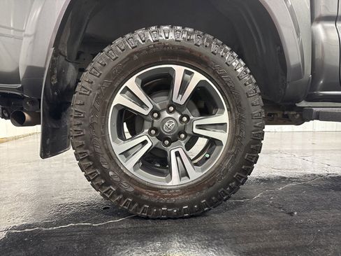Used 2019 Toyota Tacoma TRD Sport AWD/4WD image 8