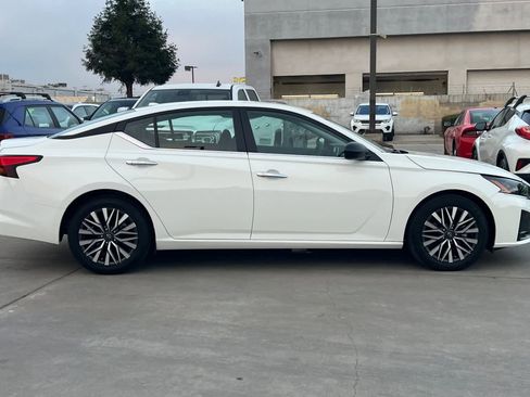 Used 2025 Nissan Altima 2.5 SV image 9