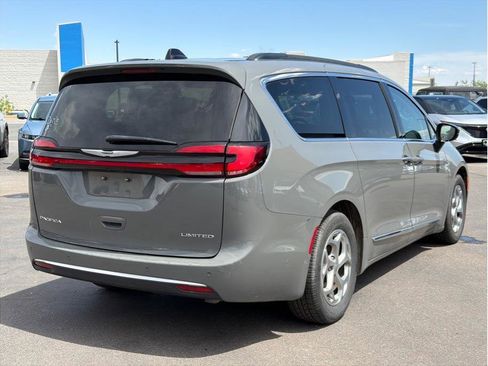 Used 2023 Chrysler Pacifica Limited FWD image 3