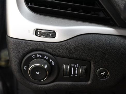 Used 2017 Jeep Cherokee Trailhawk AWD/4WD image 15