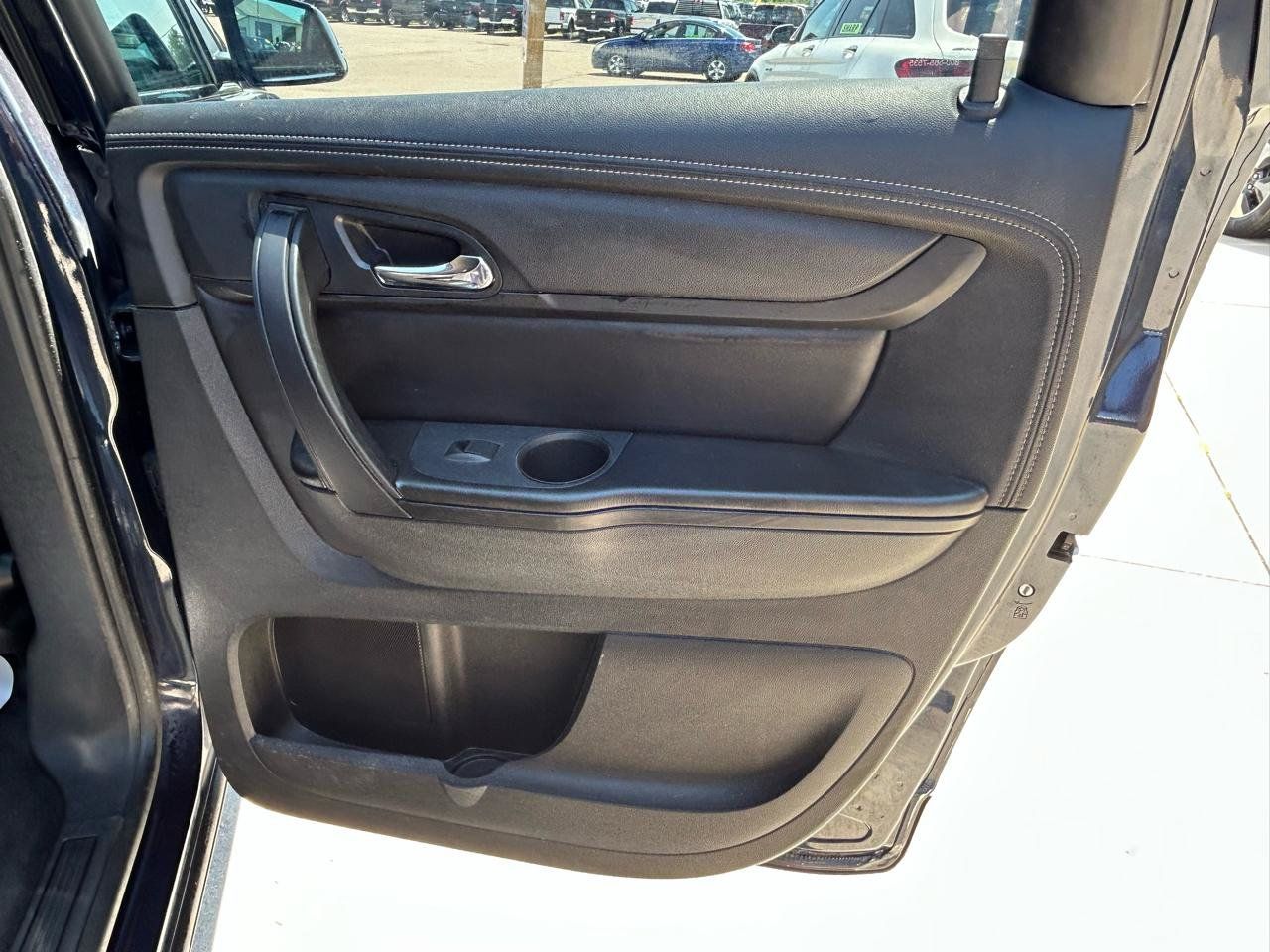 Used 2017 Chevrolet Traverse LT w/ Style and Technology Package FWD image 16