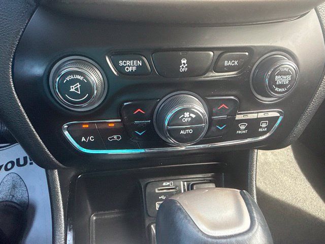 Used 2017 Jeep Cherokee Limited FWD image 23