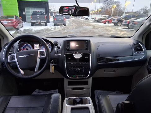 Used 2013 Chrysler Town & Country Touring image 14