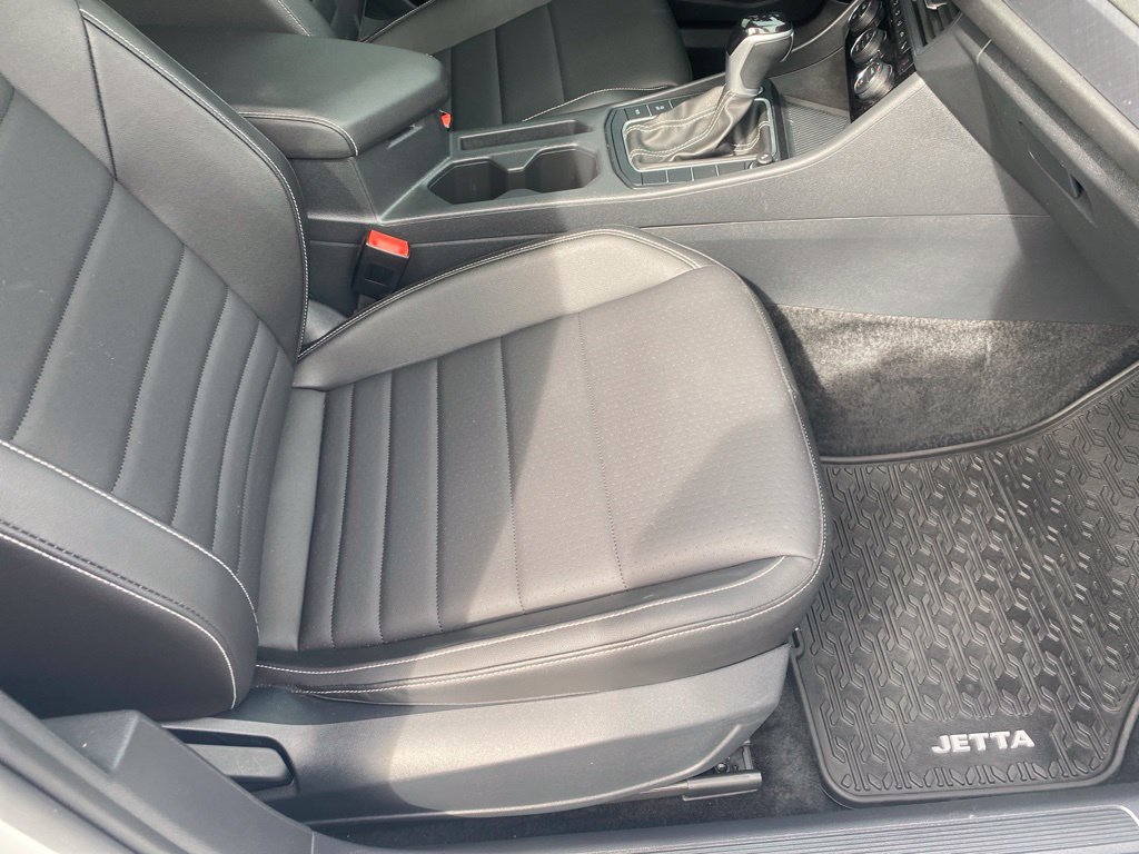 Used 2024 Volkswagen Jetta SE w/ Panoramic Sunroof Package FWD image 18