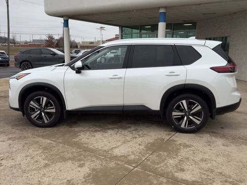 Used 2024 Nissan Rogue SL image 2