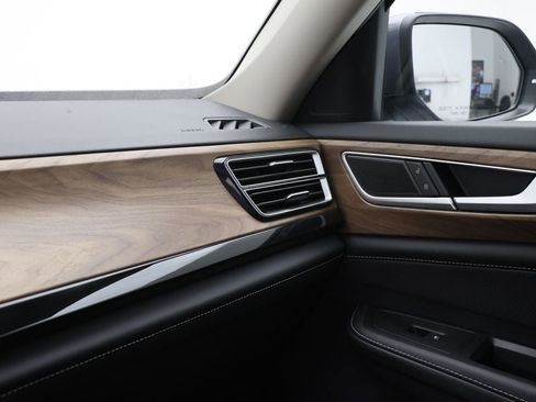 Used 2025 Volkswagen Atlas SE image 28