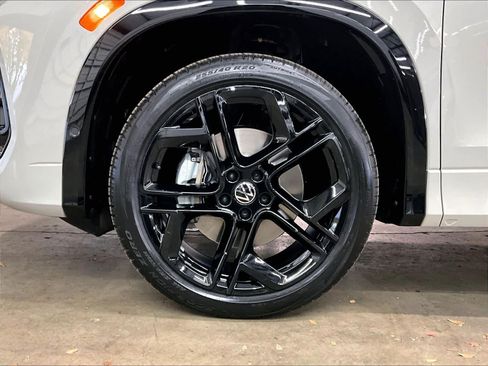 New 2026 Volkswagen Tiguan SE R-Line AWD/4WD image 9