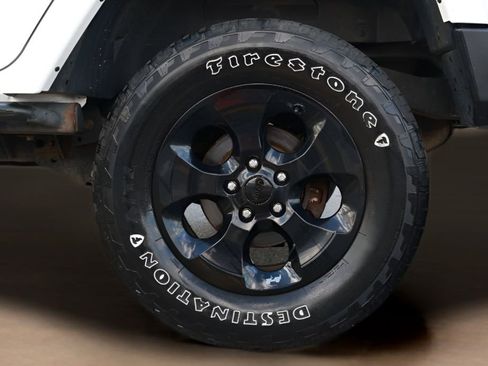 Used 2015 Jeep Wrangler Unlimited Sahara image 25