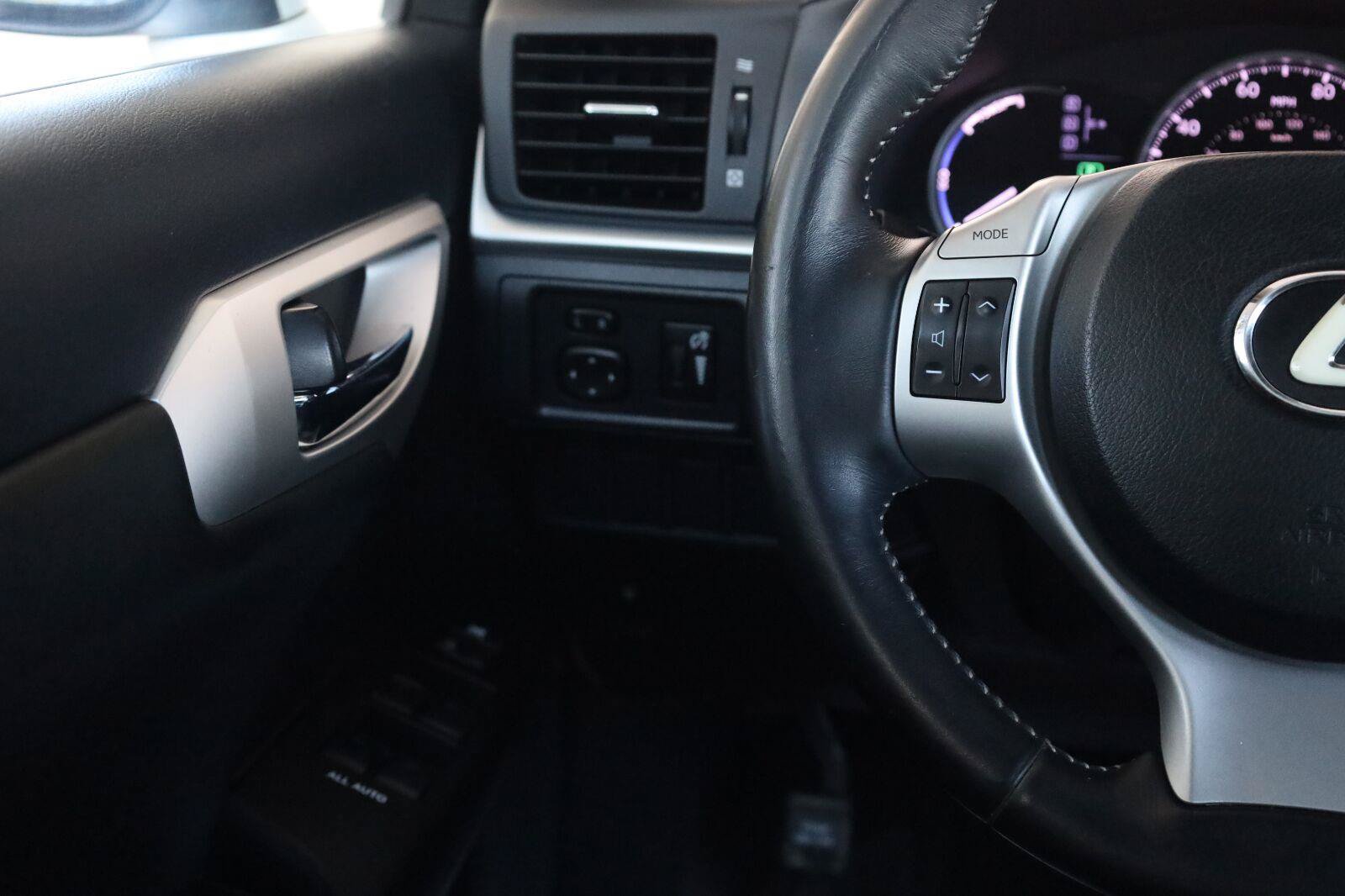 Used 2011 Lexus CT 200h Premium w/ Premium Audio Pkg FWD image 33