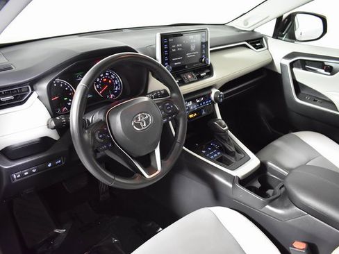 Used 2019 Toyota RAV4 XLE Premium image 11
