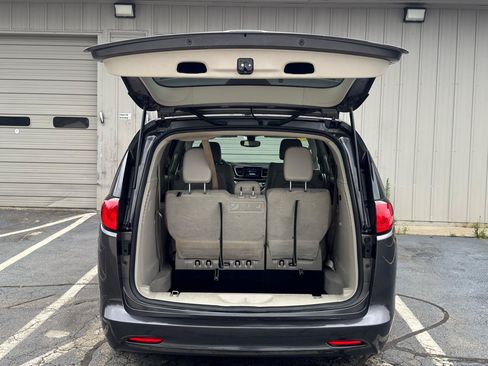 Used 2021 Chrysler Voyager Lxi FWD image 5