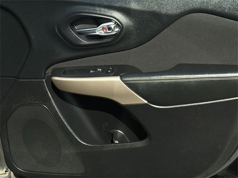 Used 2017 Jeep Cherokee Latitude image 33