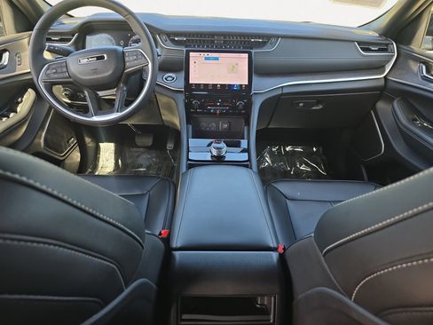 Used 2024 Jeep Grand Cherokee Limited w/ Black Appearance Package image 3