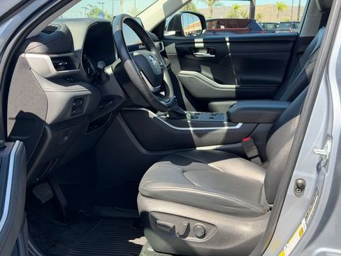 Used 2024 Toyota Highlander XLE FWD image 16