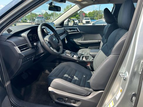 New 2025 Mitsubishi Outlander SE image 10