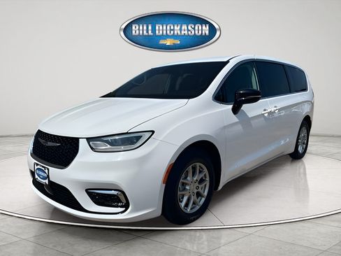 Used 2024 Chrysler Pacifica Touring-L FWD image 3