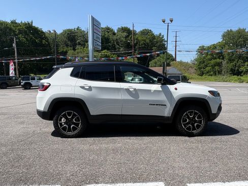 Certified 2025 Jeep Compass Trailhawk AWD/4WD image 6