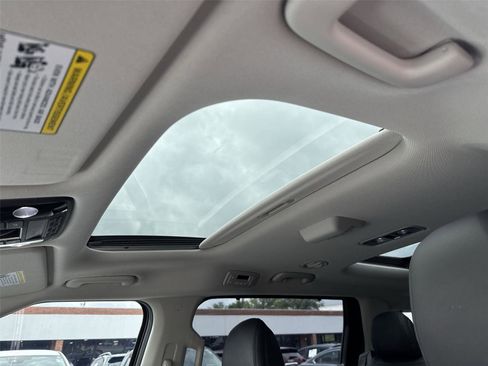 Used 2025 Kia Carnival SX w/ SX Dark Edition Package FWD image 21