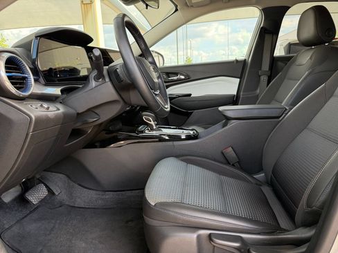 Used 2025 Chevrolet Trax LT w/ LT Convenience Package FWD image 27