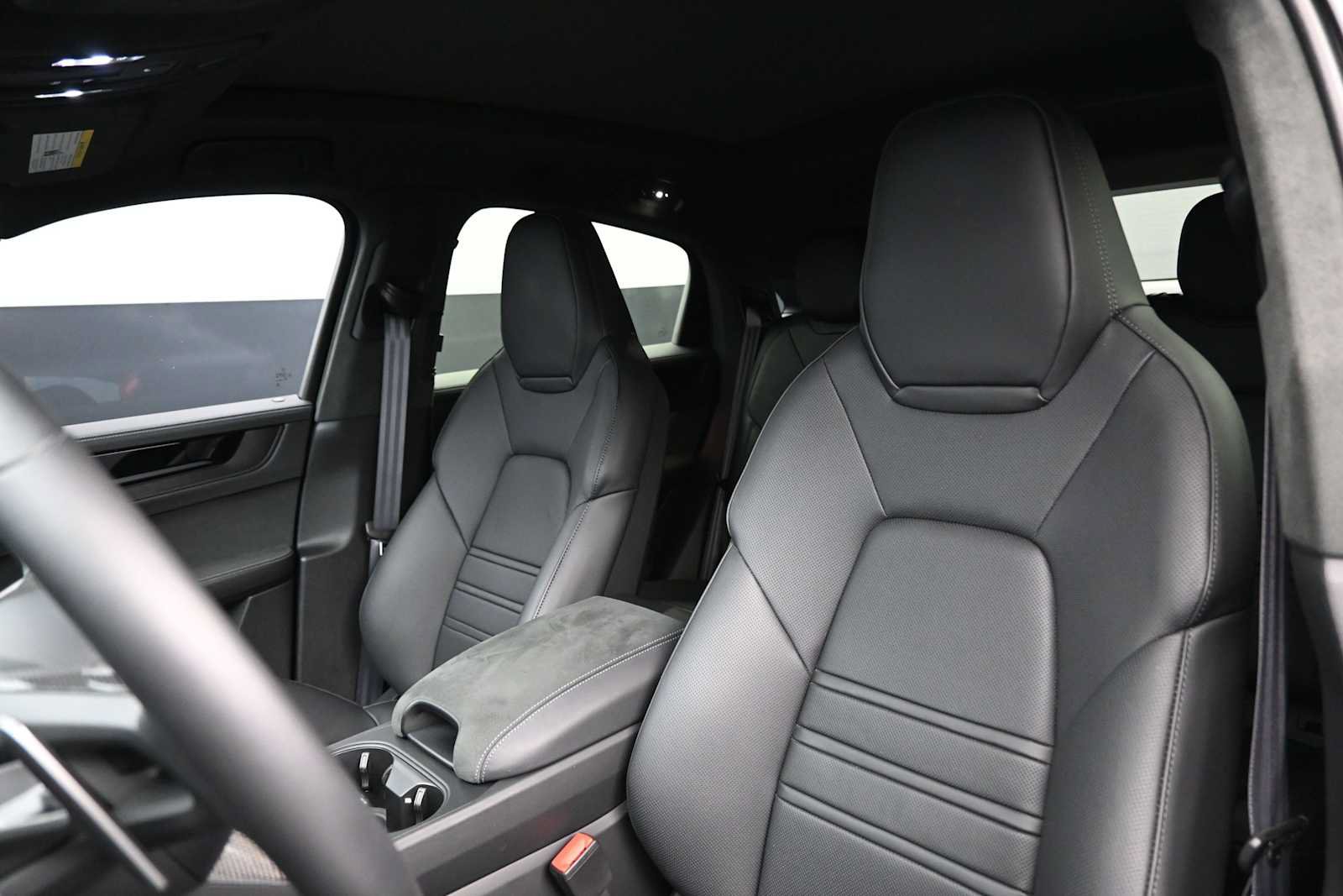 Certified 2026 Porsche Cayenne GTS AWD/4WD image 5