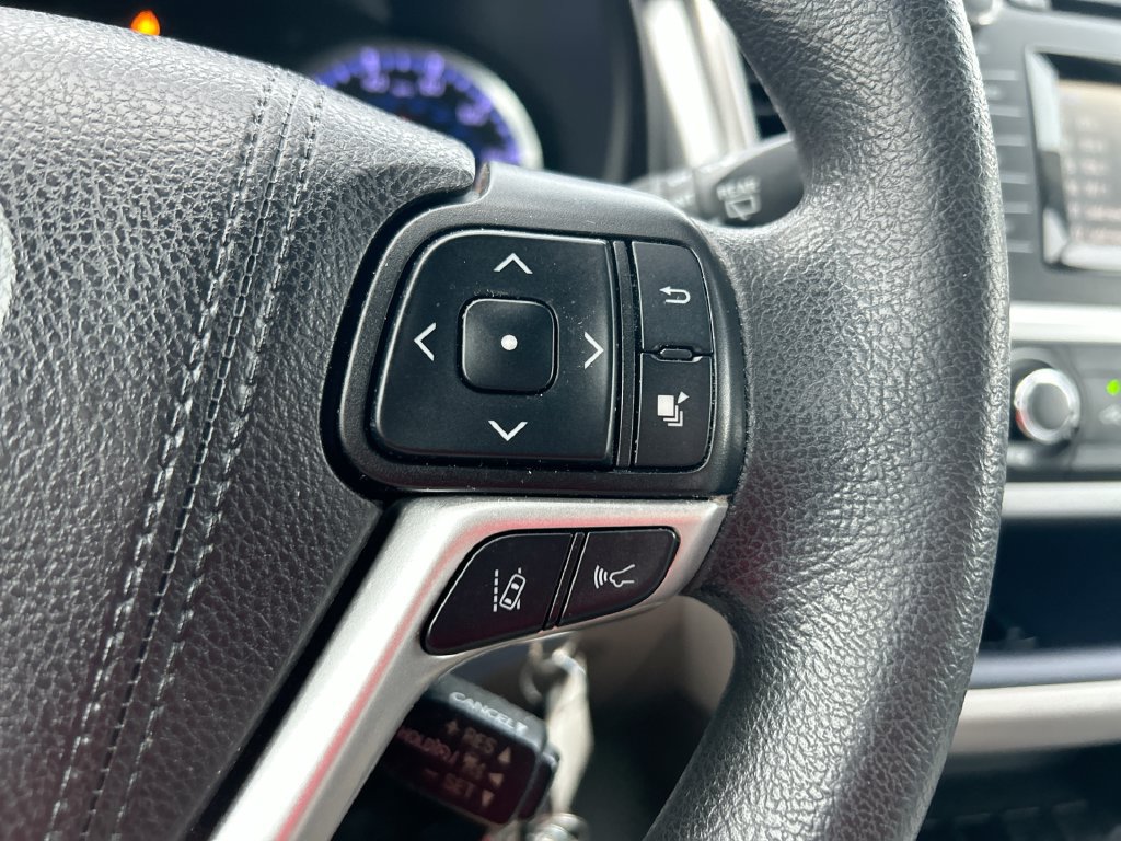 Used 2019 Toyota Highlander LE FWD image 16