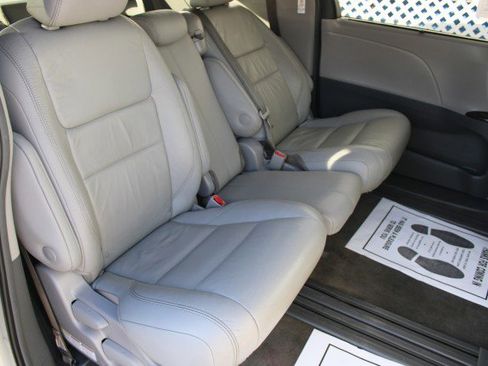 Used 2018 Toyota Sienna XLE w/ XLE Navigation Package image 17