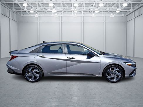 Certified 2025 Hyundai Elantra Sport image 7
